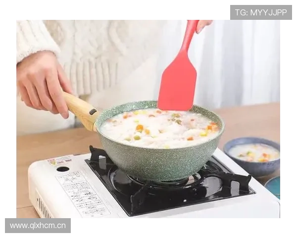 杨瀚森训练间歇掏出几个小零食，看着队友都惊了…这“真行”还能“带饭”？