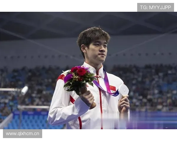 潘展乐比赛后穿人字拖拎名牌购物袋，隔壁阿姨直接懵